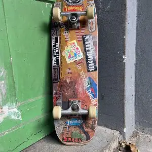 Skateboard mit Sticker